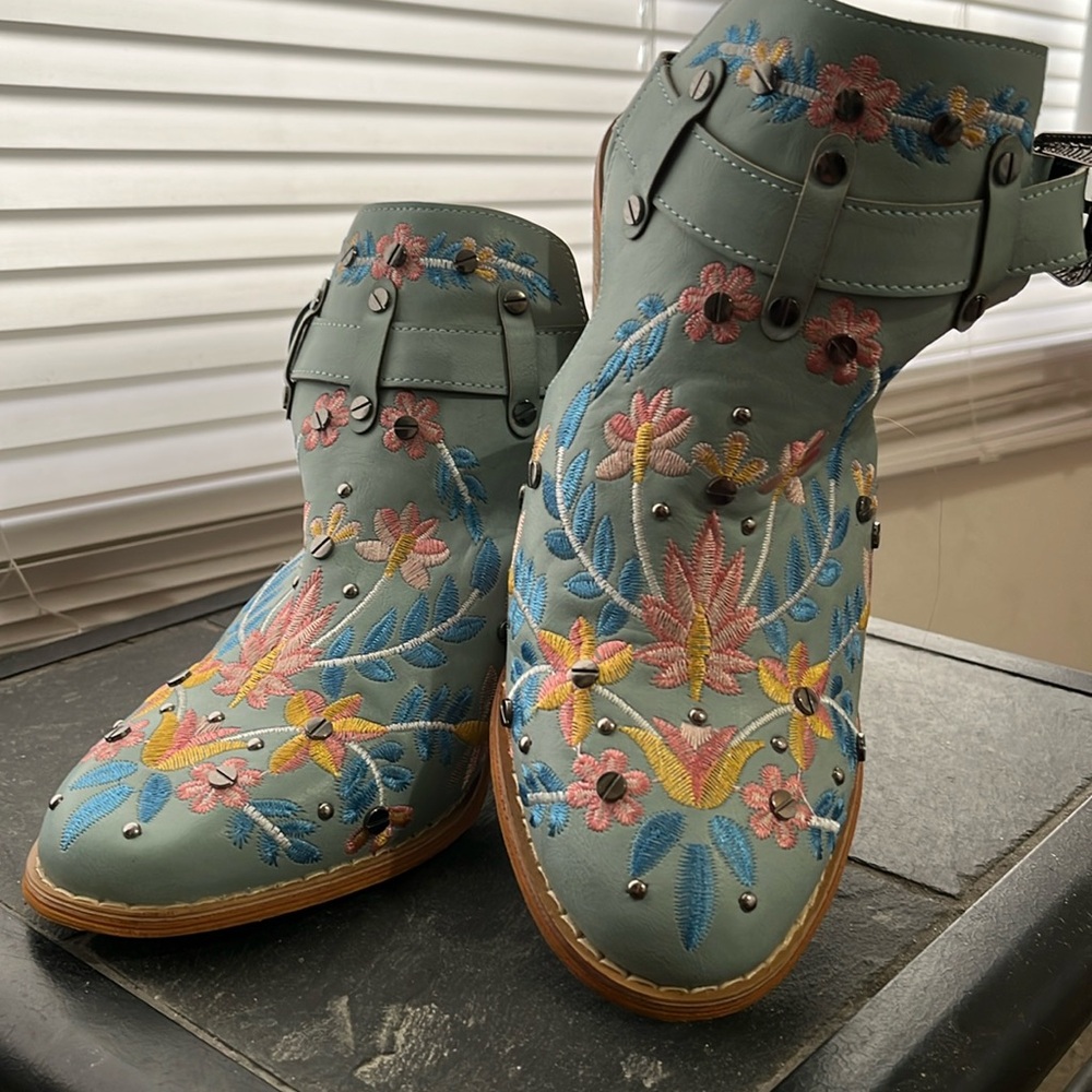 Size 8 sling back boot style